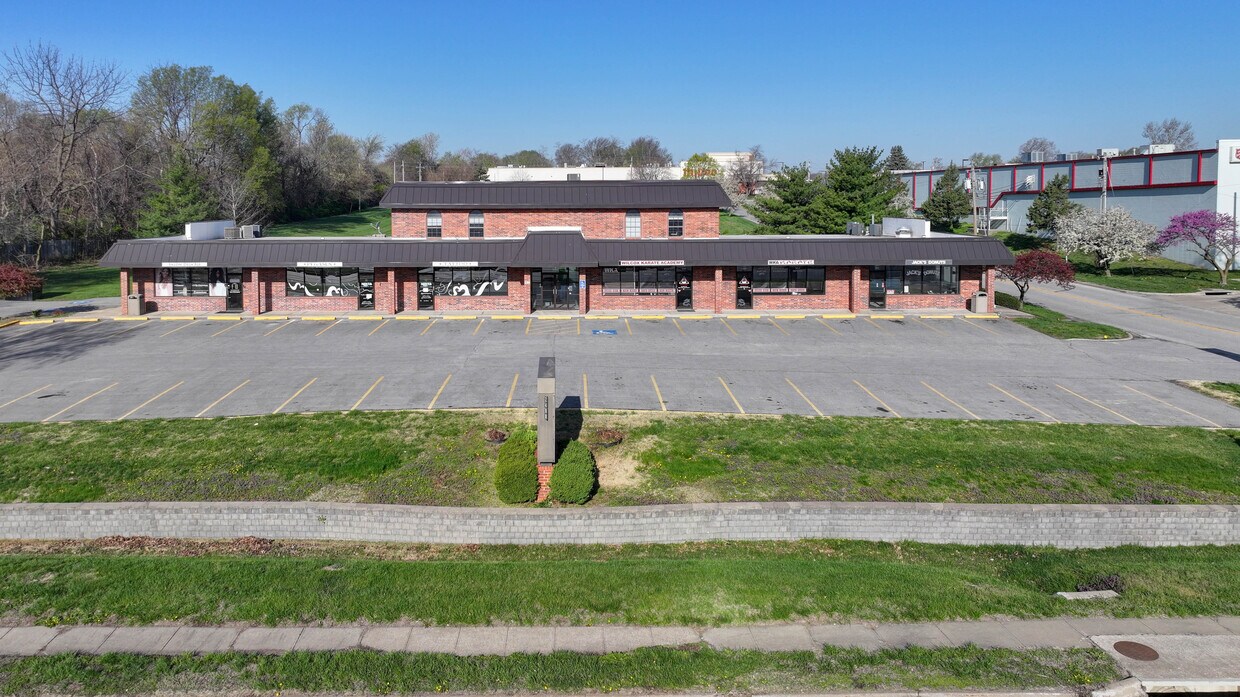 Fountain Plaza Neighborhood Retail Center: Front